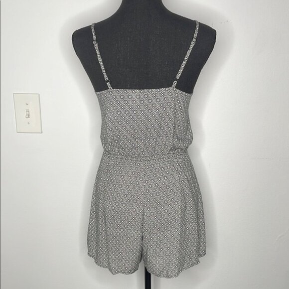 Black and White Patterned Romper - Picture 2 of 7